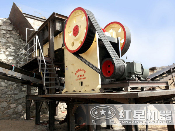 顎式破碎機生產現(xiàn)場