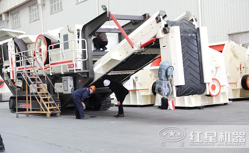 用戶(hù)來(lái)廠考察履帶式流動(dòng)沙機(jī)