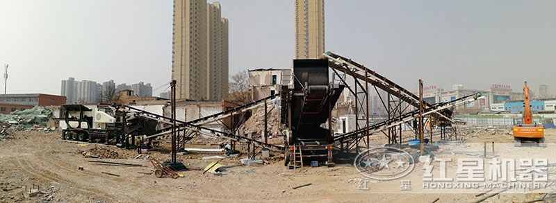 建筑垃圾粉碎機正在工地現場處理廢料 建筑垃圾粉碎機正在工地現場處理廢料