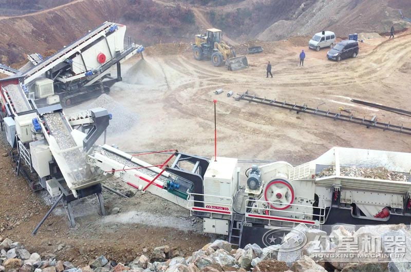 履帶式破碎機多機組聯合工作現場