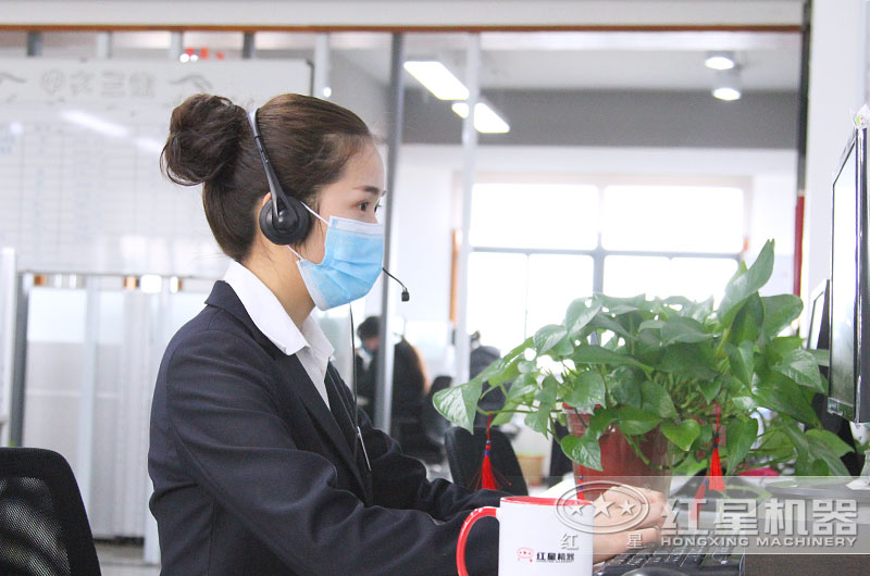 24小時(shí)客服全身心工作,用專注點(diǎn)亮了責(zé)任 24小時(shí)客服全身心工作,用專注點(diǎn)亮了責(zé)任