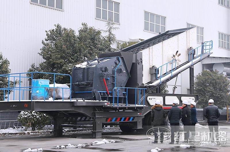 客戶前來參觀移動(dòng)反擊式制砂機(jī) 客戶前來參觀移動(dòng)反擊式制砂機(jī)