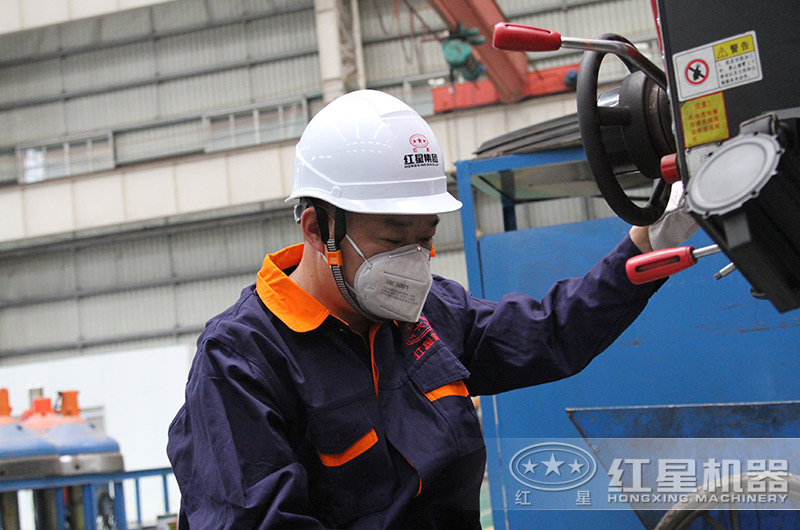 紅星技術車間師傅認真檢查設備中 紅星技術車間師傅認真檢查設備中
