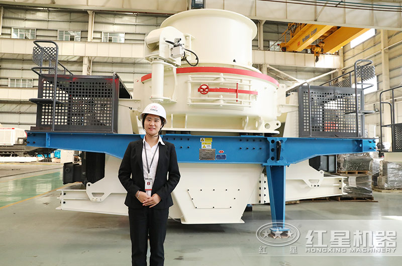 客戶經理在為參觀的用戶講解制砂機的性能特點 客戶經理在為參觀的用戶講解制砂機的性能特點