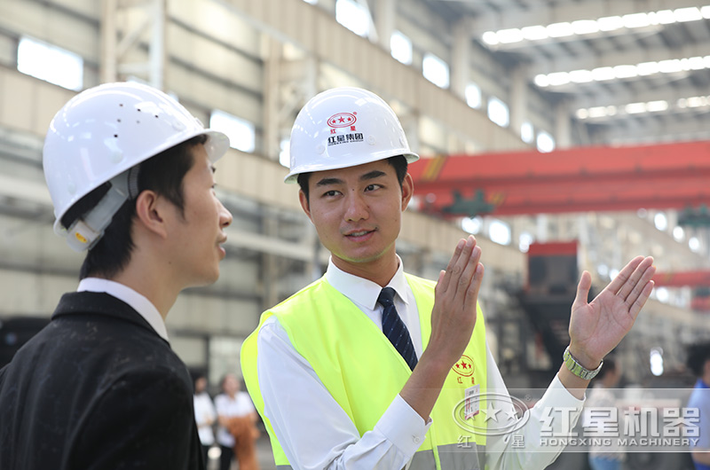 客戶經理在為來廠參觀用戶講解移動打砂機的功能特點 客戶經理在為來廠參觀用戶講解移動打砂機的功能特點