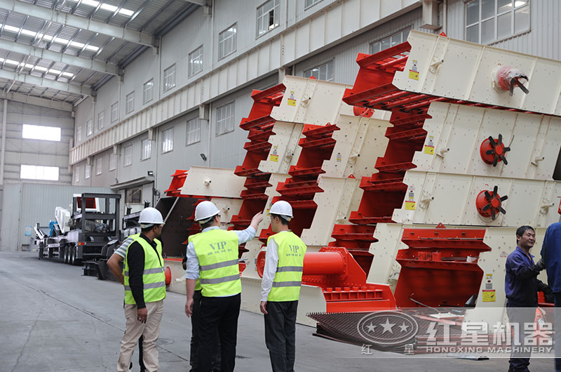 印度用戶來紅星廠區考察圓振動篩 印度用戶來紅星廠區考察圓振動篩