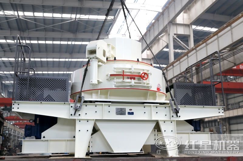 VSI制沙機吊起準備裝車發貨中 VSI制沙機吊起準備裝車發貨中