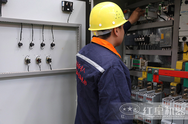 車間技術工人在檢查電力系統作業中 車間技術工人在檢查電力系統作業中