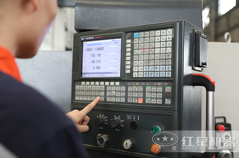 車間工人在操作智能化設備中 車間工人在操作智能化設備中