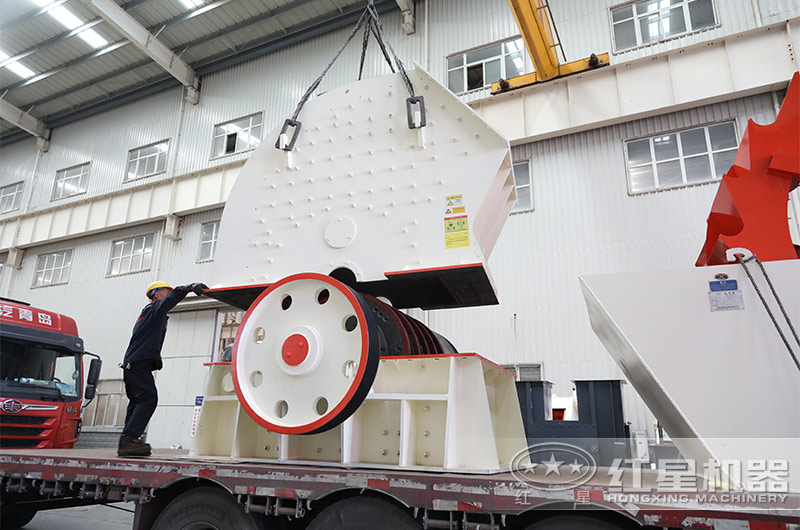 技術工人在協助錘式粉碎機安全裝車中 技術工人在協助錘式粉碎機安全裝車中