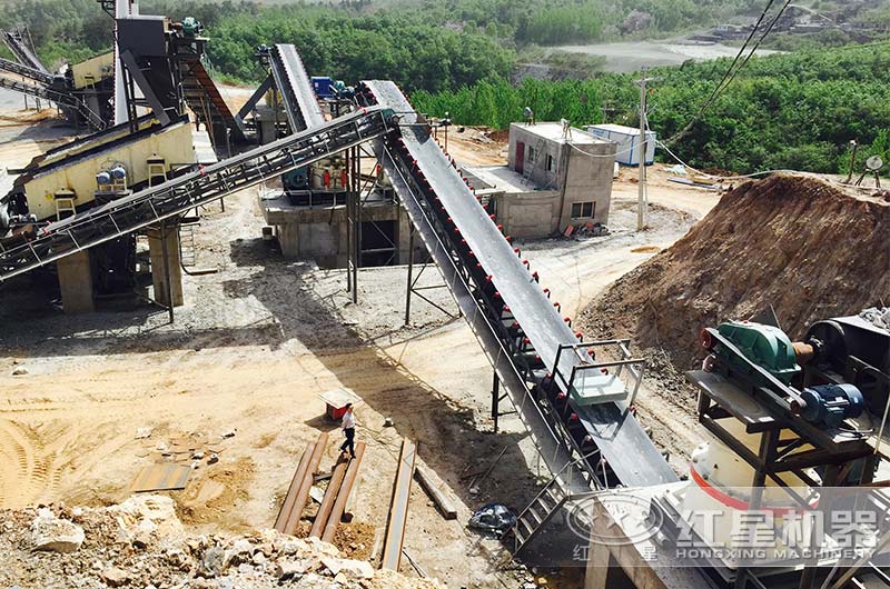石料破碎室外生產中 石料破碎室外生產中