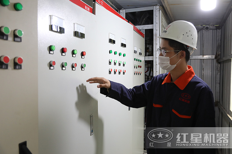 技術工人在生產現場檢查供電系統中 技術工人在生產現場檢查供電系統中