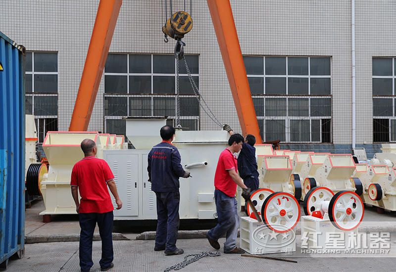 對(duì)設(shè)備進(jìn)行吊裝作業(yè)準(zhǔn)備發(fā)貨中 對(duì)設(shè)備進(jìn)行吊裝作業(yè)準(zhǔn)備發(fā)貨中