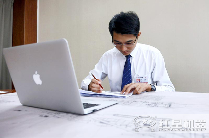 技術(shù)人員在為用戶量身設(shè)計生產(chǎn)線方案中 技術(shù)人員在為用戶量身設(shè)計生產(chǎn)線方案中