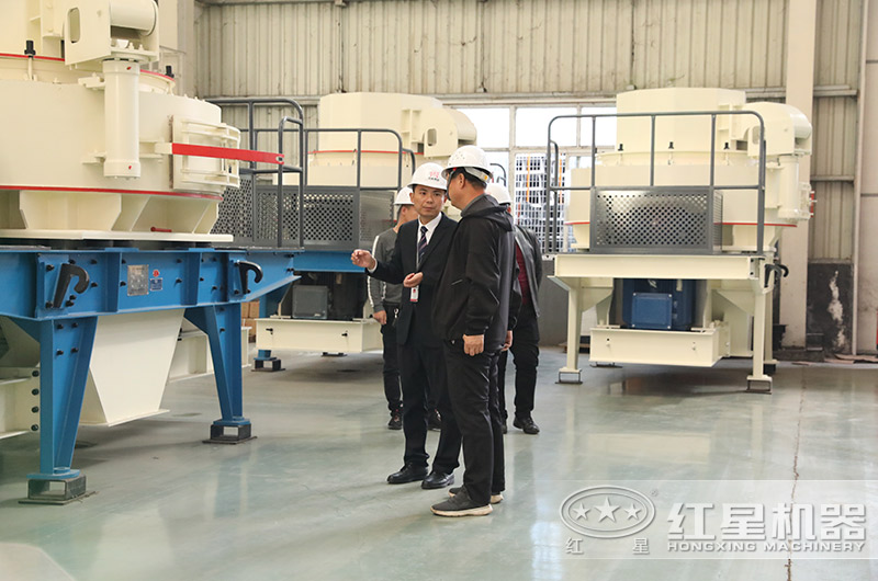 技術(shù)經(jīng)理在為來廠參觀的用戶詳細講解制砂設(shè)備 技術(shù)經(jīng)理在為來廠參觀的用戶詳細講解制砂設(shè)備