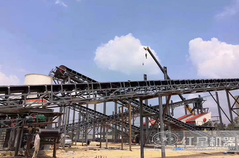 金礦破碎、篩分生產(chǎn)現(xiàn)場 金礦破碎、篩分生產(chǎn)現(xiàn)場