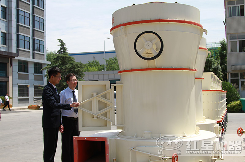 客戶來廠參觀磨粉設(shè)備中 客戶來廠參觀磨粉設(shè)備中