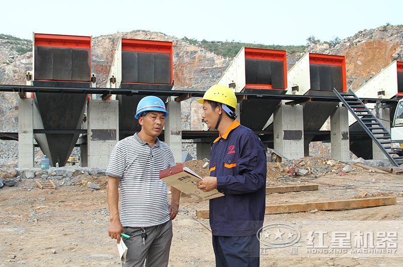 紅星技術師在生產現場為用戶指導中 紅星技術師在生產現場為用戶指導中