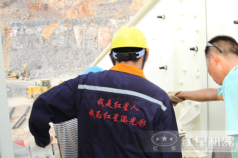 紅星技術員在用戶現場安裝指導中 紅星技術員在用戶現場安裝指導中