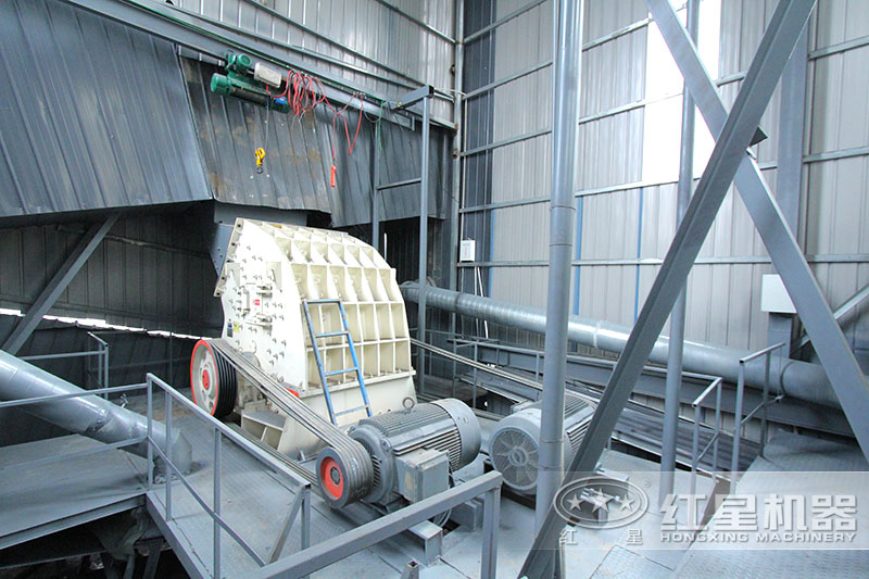 錘式破碎機安裝現場,僅需一臺設備足以 錘式破碎機安裝現場,僅需一臺設備足以